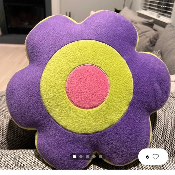 LOOKING FOR A FLOWER PILLOW!! vintage , y2k - Picture 3 of 4